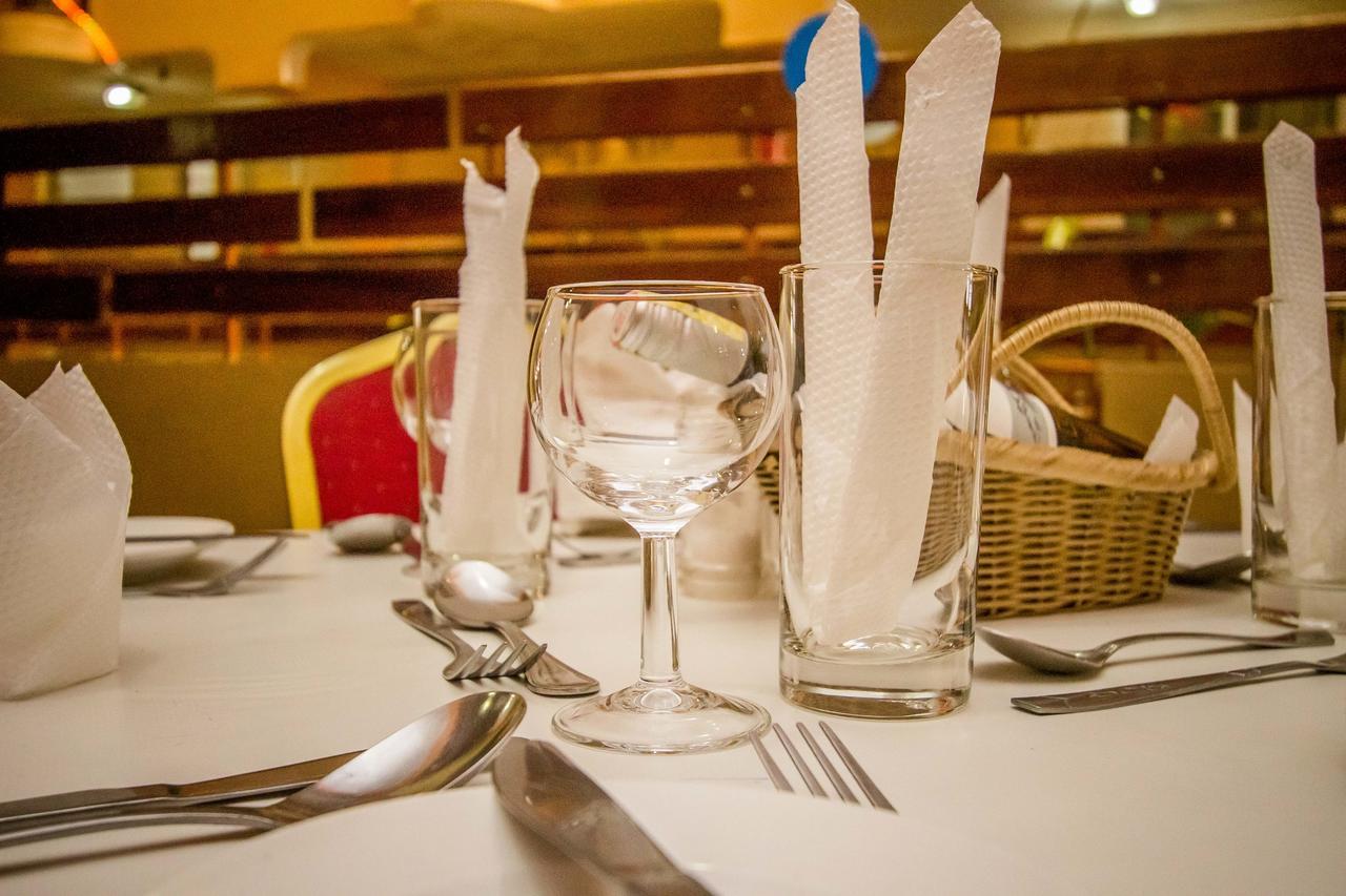 Eland Safari Hotel نيري المظهر الخارجي الصورة