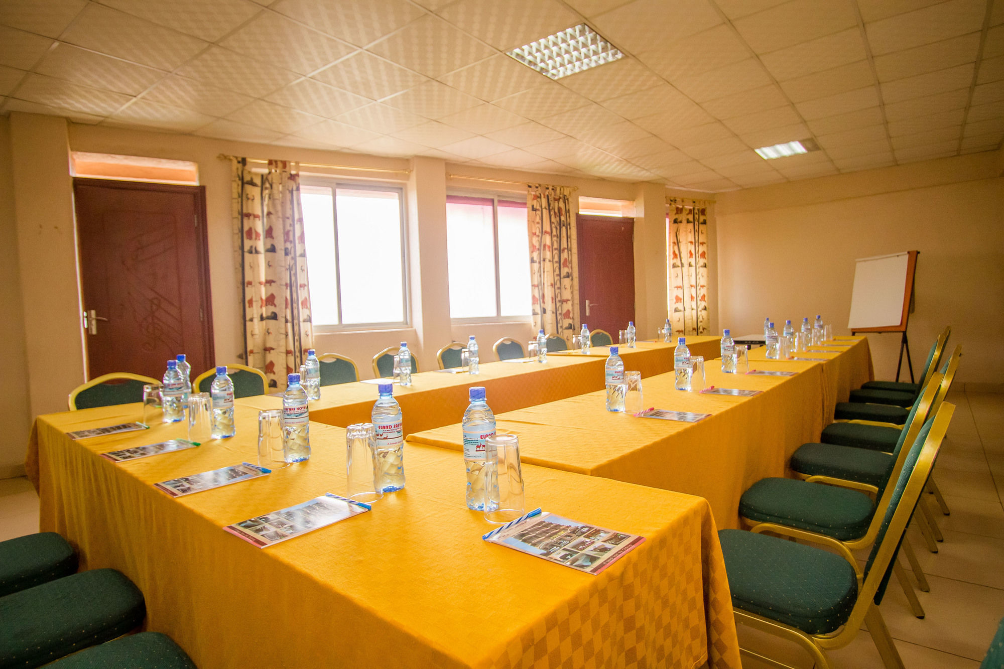Eland Safari Hotel نيري المظهر الخارجي الصورة